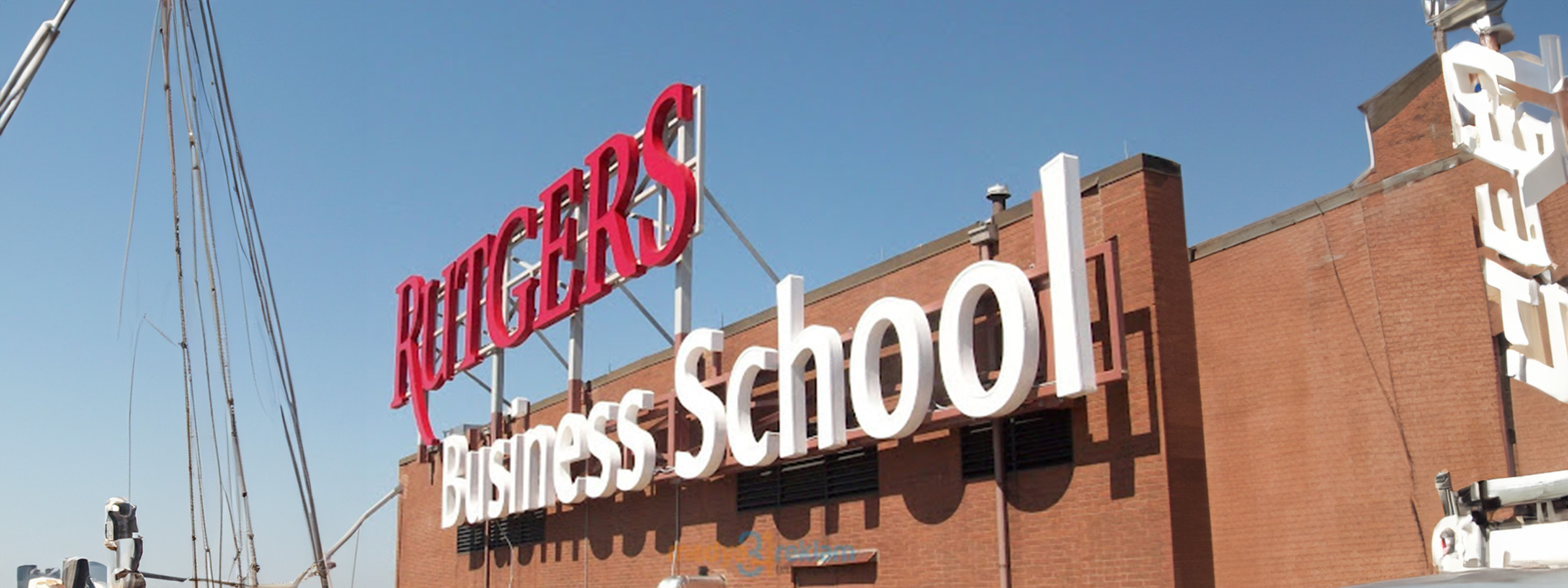 Çatı duvar tabelası, işletmenizin veya markanızın yüksek noktalarda daha görünür olmasını sağlayan reklam tabelalarından biridir. 