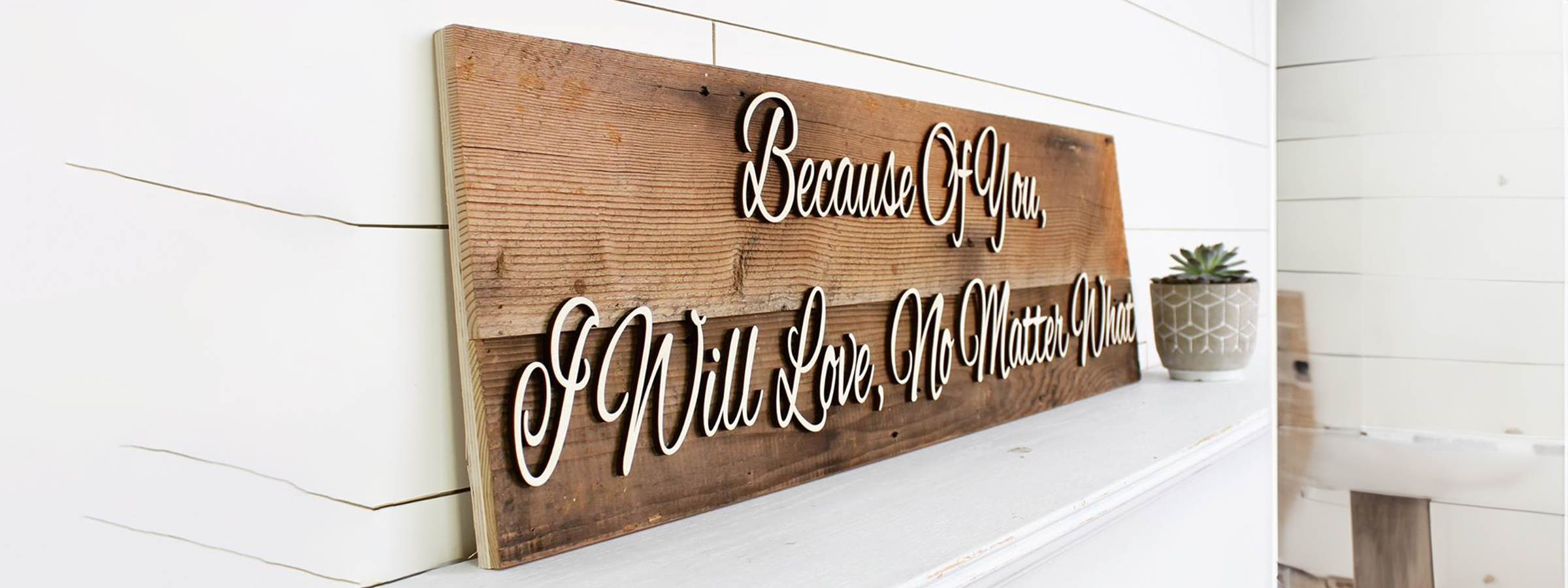 Dekoratif tabela, sadece dış mekanın bir parçası olmanın ötesine geçerek, işletmenizin kimliğini yansıtan önemli bir araçtır. 