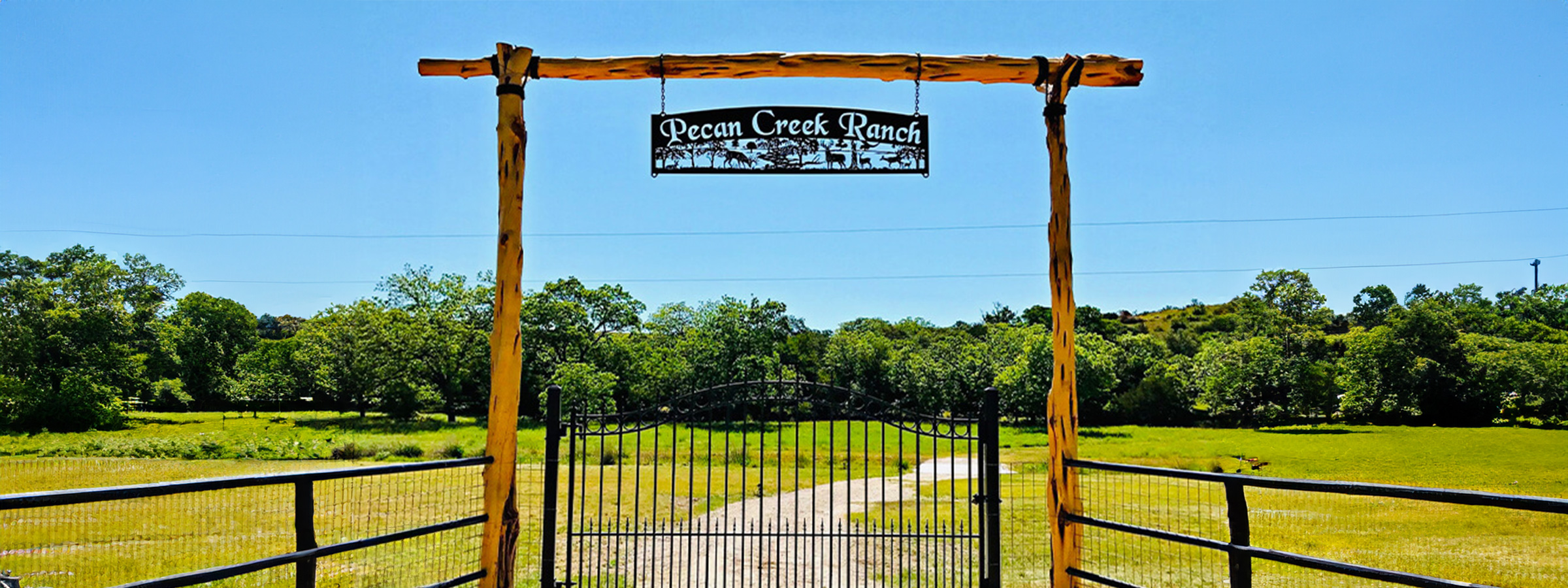 Ferforje tabelalar, zarif desenleri ve şık görünümleriyle dikkat çeker. Özellikle otel, butik ve restoran gibi işletmelerde kullanılan bu tabelalar, mekânın prestijini artırır. 