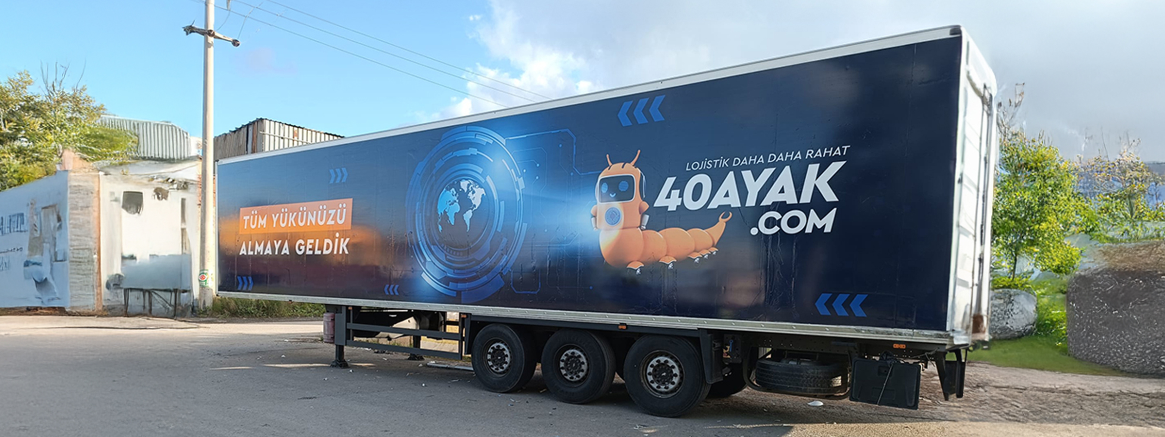 Araç kaplama, özel tasarımlarla aracın dış yüzeyinin folyo ile kaplanması işlemidir. Bu kaplama işlemi, firmaların logolarını, sloganlarını ve ürünlerini etkili bir şekilde tanıtmaları için kullanılır.  