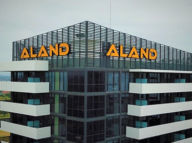 Çatı duvar tabelası, binaların çatı kısımlarına monte edilen ve işletmenin adını, logosunu veya mesajını içeren büyük boyutlu tabela türüdür.