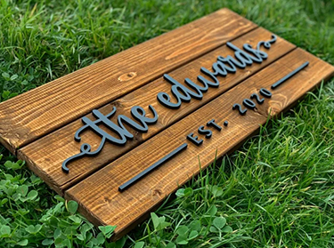 Ahşap, metal ve akrilik tabelalar gibi farklı malzeme seçenekleri ile üretilebilen dekoratif tabelalar, iç mekan tabelaları ve dış mekan tabelaları olarak geniş bir kullanım yelpazesine sahiptir. 