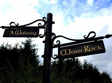 Ferforje tabela, detaylı metal işçiliği ile yapılan, geleneksel ve rustik bir görünüm sunan tabeladır.