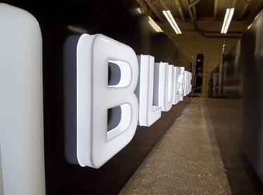 Işıklı tabela, hem iç mekanlarda hem de dış mekanlarda görünürlüğü artırmak için tasarlanmış etkili bir reklam aracıdır. 