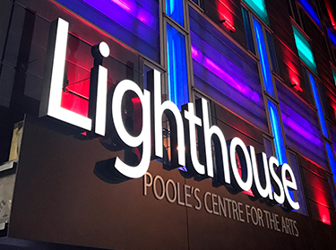 Özellikle LED tabela teknolojisi ile üretilen modeller, enerji verimliliği ve uzun ömürleri ile dikkat çeker. Neon tabela seçenekleri ise estetik ve renkli aydınlatmaları ile gece görünürlüğünü artırır.