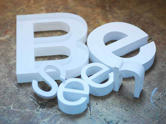 Pleksi kutu harf tabelalar, genellikle ışıklı kutu harf tabela kategorisinde yer alır ve LED aydınlatma sistemiyle desteklenir.