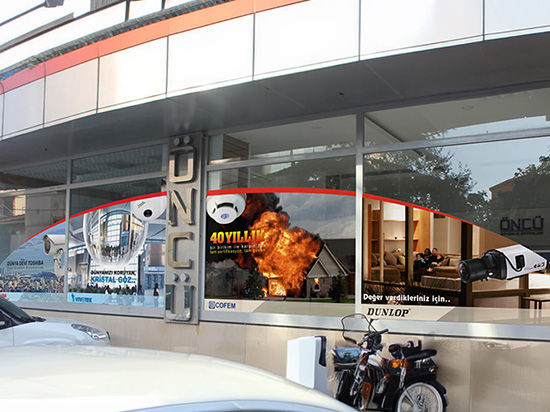 Mağaza ve cephe giydirme, işletmenizin dış cephesine yerleştirilen yaratıcı grafikler, posterler ve kaplamalarla yapılan bir reklamcılık yöntemidir.  