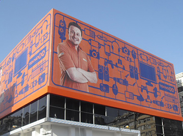 Vinil kaplama, bu tür uygulamaların temel malzemesidir ve yüksek kaliteli grafikleri, logoları ve mesajları uzun süre korur.