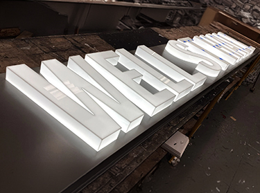 Pleksi kutu harf tabela, günümüzde estetik ve dikkat çekici reklam çözümleri arasında öne çıkıyor. 