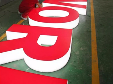 Pleksi kutu harf tabela uygulamaları, özellikle işletme isimleri ve marka logoları için ideal bir tercihtir.