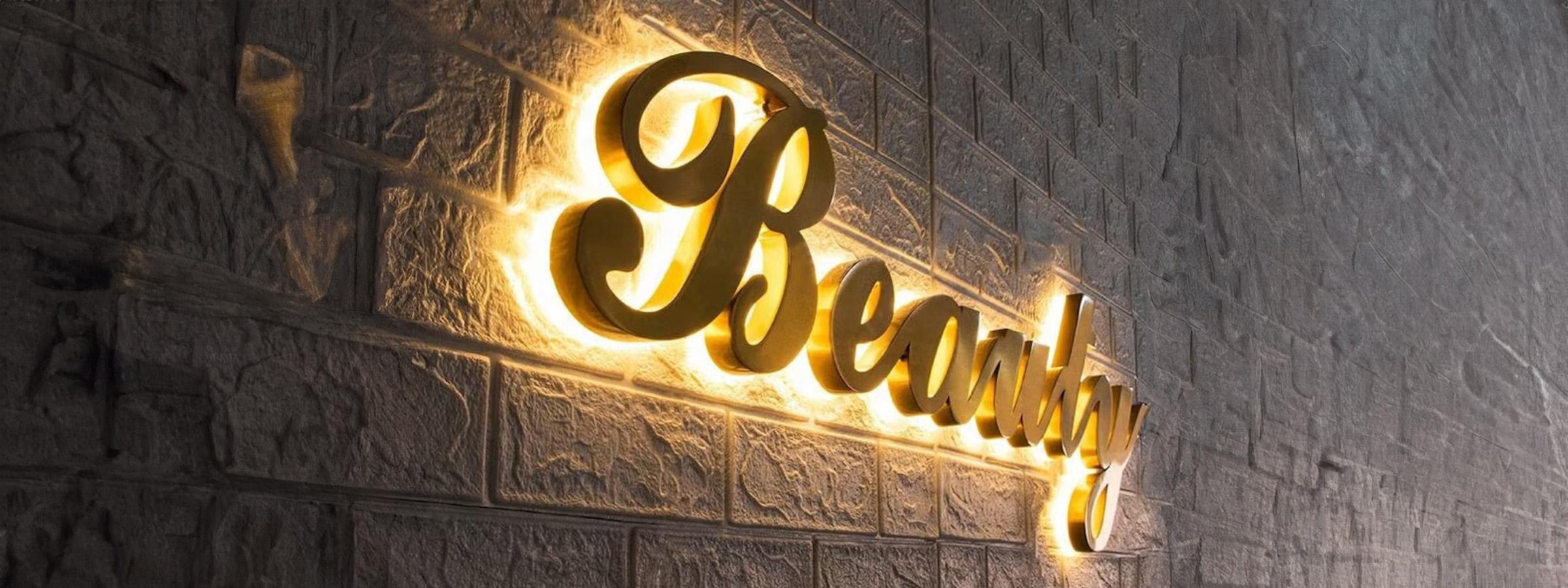 İstanbul’un önemli ilçelerinden biri olan Üsküdar, hem iş merkezi hem de yoğun ticari yaşamıyla dikkat çekiyor.