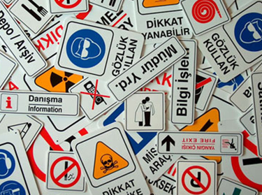 Uyarı tabelaları ve yönlendirme tabelaları, hem güvenlik hem de bilgilendirme amacıyla kritik öneme sahip işaretlerdir. 