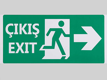  Yol tabelaları ve acil çıkış tabelaları, hem trafik akışını düzenler hem de acil durumlarda güvenli bir çıkış sağlar.